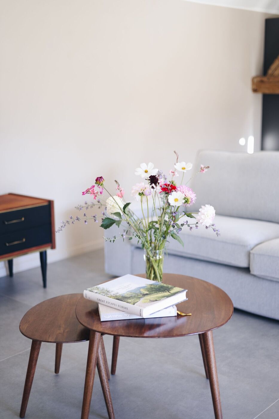 Le coin salon, table basse et bouquet de fleurs du jardin