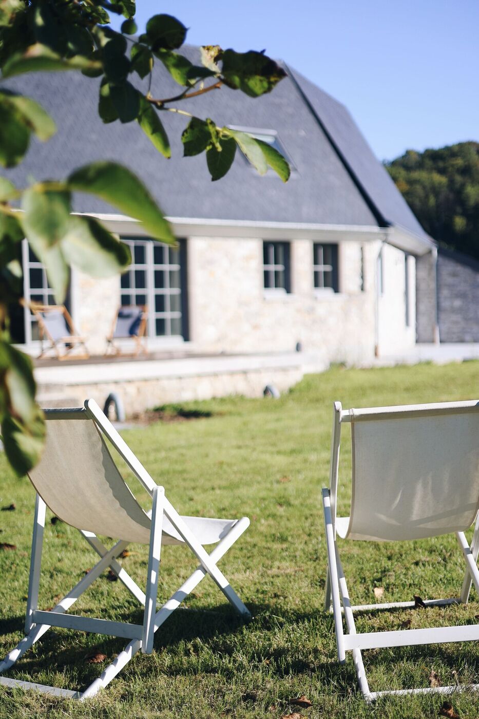 La maison vue du jardin, à travers le feuillage
