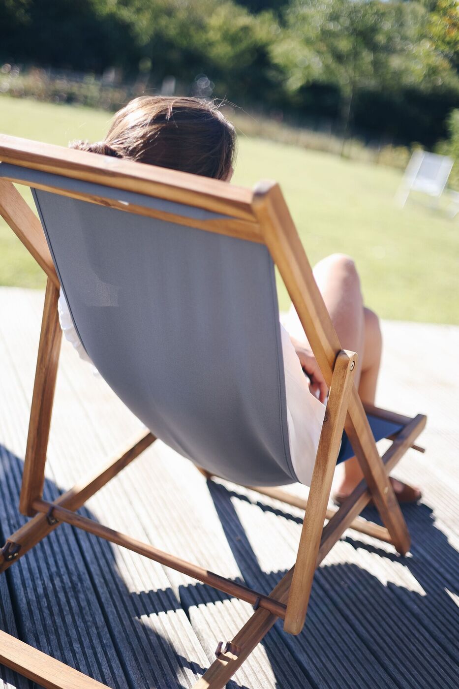 Un transat sur la terrasse, face à la prairie